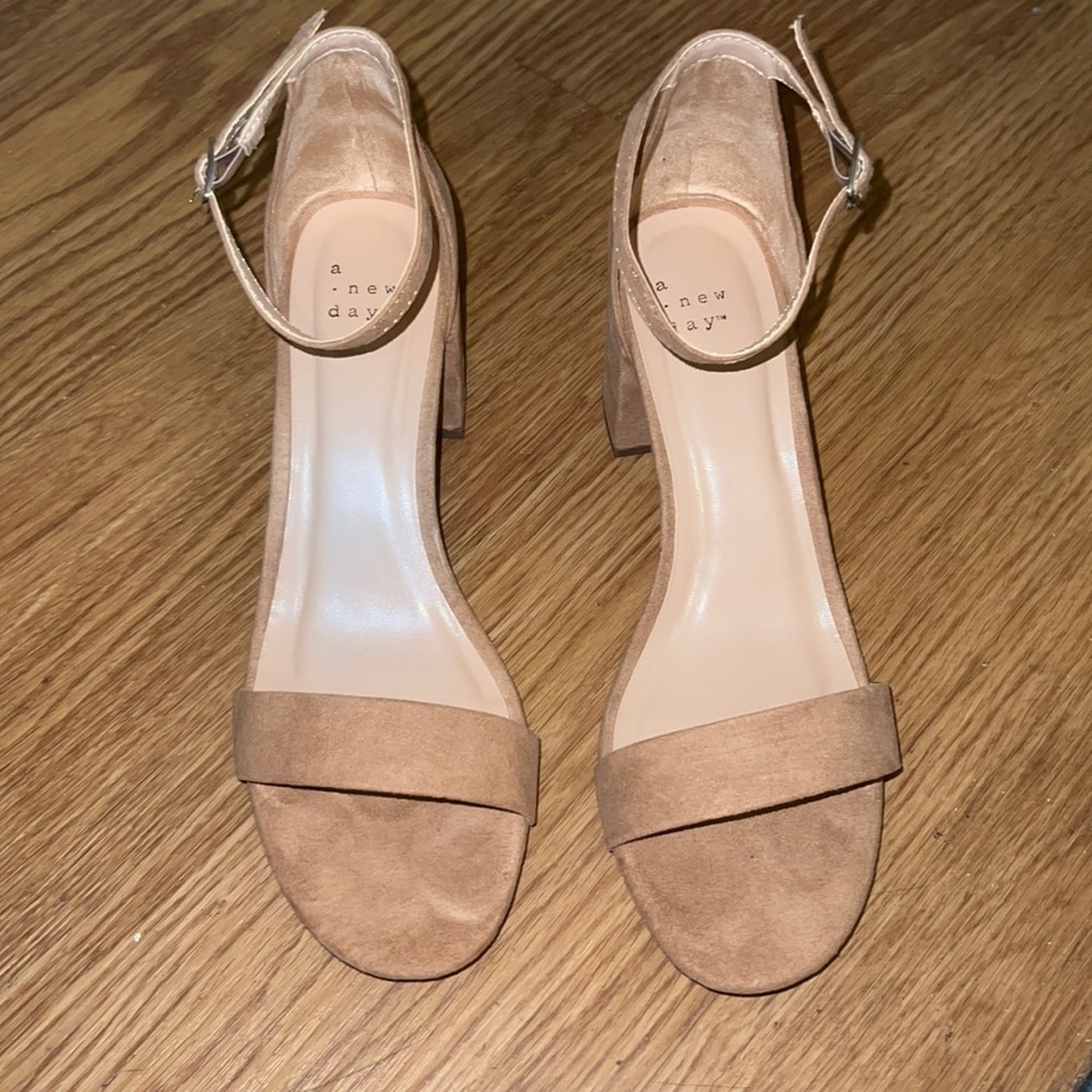 A. New day tan heels size 8